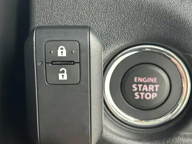 スズキ ジムニー ノマド FC 熊本県 2025(令7)年 0.1万km アークティックホワイトパール ワンオーナー　/禁煙車　/４WD/レーダークルーズコントロール　/前席シートヒーター　/衝突軽減ブレーキ　/レーンキープアシスト　/横滑り防止　/アイドリングストップ　/パーキングアシスト/ダウンヒルアシスト/オートライト/オートマチックハイビーム/LEDヘッドライト/フォグライト/スマートキー/プッシュスタート/スペアキー１本　/保証書　/取扱説明書