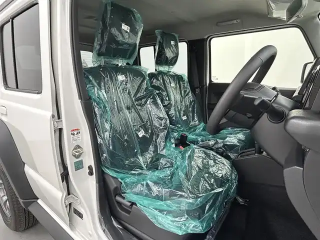 スズキ ジムニー ノマド FC 熊本県 2025(令7)年 0.1万km アークティックホワイトパール ワンオーナー　/禁煙車　/４WD/レーダークルーズコントロール　/前席シートヒーター　/衝突軽減ブレーキ　/レーンキープアシスト　/横滑り防止　/アイドリングストップ　/パーキングアシスト/ダウンヒルアシスト/オートライト/オートマチックハイビーム/LEDヘッドライト/フォグライト/スマートキー/プッシュスタート/スペアキー１本　/保証書　/取扱説明書