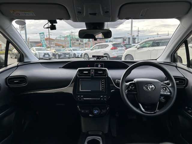 トヨタ プリウス E 大阪府 2022(令4)年 2.4万km シルバーM 純正ナビ(NSLN-W68)/Bluetooth/バックカメラ/コーナーセンサー/横滑り防止機能/レーンキープアシスト/クルーズコントロール/デンソードラレコ/オートライト/オートマチックハイビーム/オートエアコン/純正アルミホイール/純正フロアマット/スマートキー/エンジンスタートボタン/LEDヘッドライト