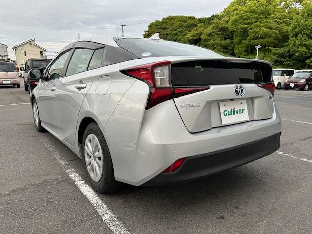 トヨタ プリウス E 大阪府 2022(令4)年 2.4万km シルバーM 純正ナビ(NSLN-W68)/Bluetooth/バックカメラ/コーナーセンサー/横滑り防止機能/レーンキープアシスト/クルーズコントロール/デンソードラレコ/オートライト/オートマチックハイビーム/オートエアコン/純正アルミホイール/純正フロアマット/スマートキー/エンジンスタートボタン/LEDヘッドライト