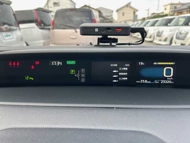 トヨタ プリウス E 大阪府 2022(令4)年 2.4万km シルバーM 純正ナビ(NSLN-W68)/Bluetooth/バックカメラ/コーナーセンサー/横滑り防止機能/レーンキープアシスト/クルーズコントロール/デンソードラレコ/オートライト/オートマチックハイビーム/オートエアコン/純正アルミホイール/純正フロアマット/スマートキー/エンジンスタートボタン/LEDヘッドライト