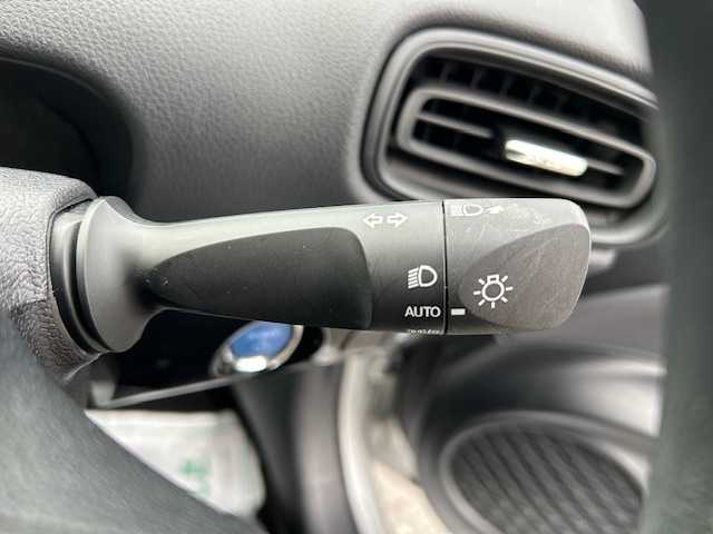 トヨタ プリウス E 大阪府 2022(令4)年 2.4万km シルバーM 純正ナビ(NSLN-W68)/Bluetooth/バックカメラ/コーナーセンサー/横滑り防止機能/レーンキープアシスト/クルーズコントロール/デンソードラレコ/オートライト/オートマチックハイビーム/オートエアコン/純正アルミホイール/純正フロアマット/スマートキー/エンジンスタートボタン/LEDヘッドライト