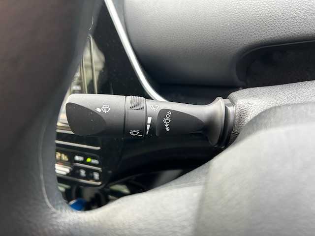 トヨタ プリウス E 大阪府 2022(令4)年 2.4万km シルバーM 純正ナビ(NSLN-W68)/Bluetooth/バックカメラ/コーナーセンサー/横滑り防止機能/レーンキープアシスト/クルーズコントロール/デンソードラレコ/オートライト/オートマチックハイビーム/オートエアコン/純正アルミホイール/純正フロアマット/スマートキー/エンジンスタートボタン/LEDヘッドライト