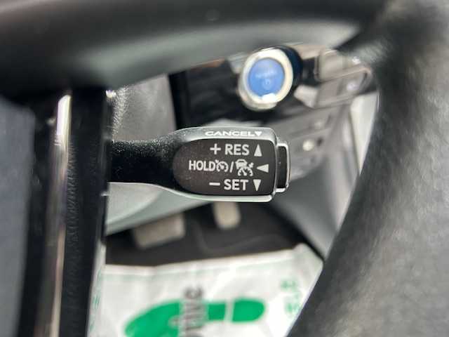 トヨタ プリウス E 大阪府 2022(令4)年 2.4万km シルバーM 純正ナビ(NSLN-W68)/Bluetooth/バックカメラ/コーナーセンサー/横滑り防止機能/レーンキープアシスト/クルーズコントロール/デンソードラレコ/オートライト/オートマチックハイビーム/オートエアコン/純正アルミホイール/純正フロアマット/スマートキー/エンジンスタートボタン/LEDヘッドライト