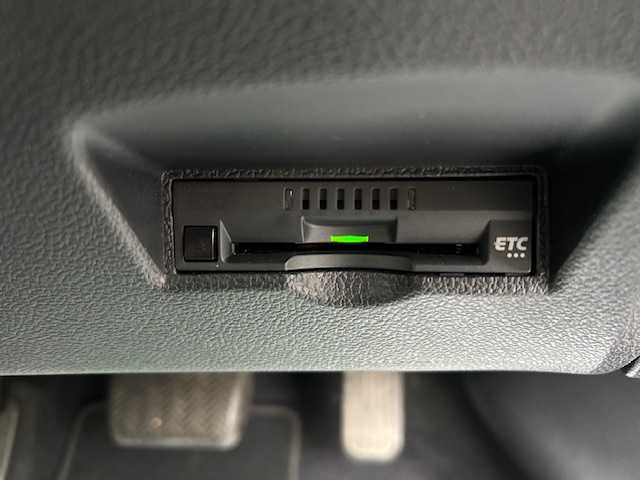 トヨタ プリウス E 大阪府 2022(令4)年 2.4万km シルバーM 純正ナビ(NSLN-W68)/Bluetooth/バックカメラ/コーナーセンサー/横滑り防止機能/レーンキープアシスト/クルーズコントロール/デンソードラレコ/オートライト/オートマチックハイビーム/オートエアコン/純正アルミホイール/純正フロアマット/スマートキー/エンジンスタートボタン/LEDヘッドライト