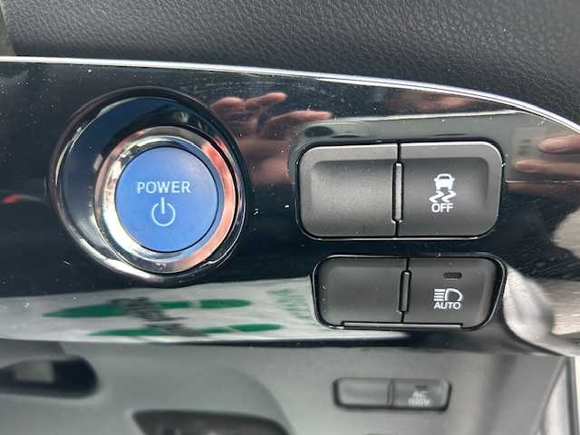 トヨタ プリウス E 大阪府 2022(令4)年 2.4万km シルバーM 純正ナビ(NSLN-W68)/Bluetooth/バックカメラ/コーナーセンサー/横滑り防止機能/レーンキープアシスト/クルーズコントロール/デンソードラレコ/オートライト/オートマチックハイビーム/オートエアコン/純正アルミホイール/純正フロアマット/スマートキー/エンジンスタートボタン/LEDヘッドライト