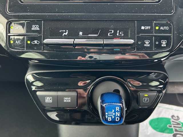 トヨタ プリウス E 大阪府 2022(令4)年 2.4万km シルバーM 純正ナビ(NSLN-W68)/Bluetooth/バックカメラ/コーナーセンサー/横滑り防止機能/レーンキープアシスト/クルーズコントロール/デンソードラレコ/オートライト/オートマチックハイビーム/オートエアコン/純正アルミホイール/純正フロアマット/スマートキー/エンジンスタートボタン/LEDヘッドライト
