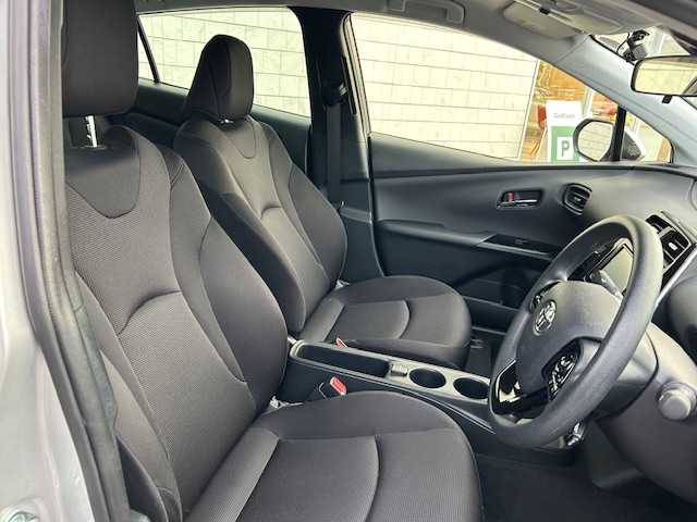 トヨタ プリウス E 大阪府 2022(令4)年 2.4万km シルバーM 純正ナビ(NSLN-W68)/Bluetooth/バックカメラ/コーナーセンサー/横滑り防止機能/レーンキープアシスト/クルーズコントロール/デンソードラレコ/オートライト/オートマチックハイビーム/オートエアコン/純正アルミホイール/純正フロアマット/スマートキー/エンジンスタートボタン/LEDヘッドライト