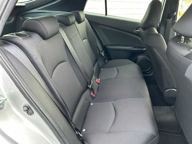 トヨタ プリウス E 大阪府 2022(令4)年 2.4万km シルバーM 純正ナビ(NSLN-W68)/Bluetooth/バックカメラ/コーナーセンサー/横滑り防止機能/レーンキープアシスト/クルーズコントロール/デンソードラレコ/オートライト/オートマチックハイビーム/オートエアコン/純正アルミホイール/純正フロアマット/スマートキー/エンジンスタートボタン/LEDヘッドライト