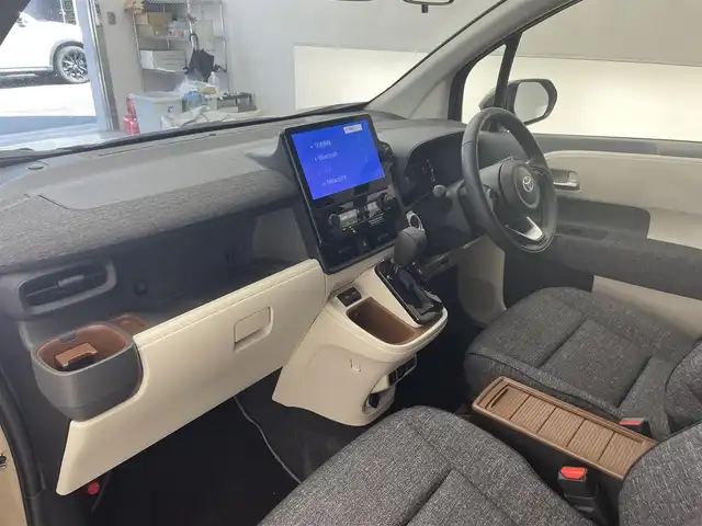 トヨタ シエンタ Z 滋賀県 2024(令6)年 0.6万km ベージュ 禁煙車/純正１０．５型ナビ/パノラミックビューモニター/前後ドラレコ/ＥＴＣ２．０/コンフォートパッケージ/ステアリングヒーター/シートヒーター/トヨタセーフティセンス/・プリクラッシュセーフティ/・レーンディパーチャーアラート/・レーダークルーズコントロール/・レーントレーシングアシスト/・アダプティブハイビームシステム/・ロードサインアシスト/・プロアクティブドライビングアシスト/・発進遅れ告知機能/両側パワースライドドア/ＬＥＤライト/スマートキー
