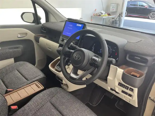 トヨタ シエンタ Z 滋賀県 2024(令6)年 0.6万km ベージュ 禁煙車/純正１０．５型ナビ/パノラミックビューモニター/前後ドラレコ/ＥＴＣ２．０/コンフォートパッケージ/ステアリングヒーター/シートヒーター/トヨタセーフティセンス/・プリクラッシュセーフティ/・レーンディパーチャーアラート/・レーダークルーズコントロール/・レーントレーシングアシスト/・アダプティブハイビームシステム/・ロードサインアシスト/・プロアクティブドライビングアシスト/・発進遅れ告知機能/両側パワースライドドア/ＬＥＤライト/スマートキー
