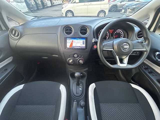 日産 ノート X 大阪府 2019(令1)年 2.3万km ブリリアントホワイトパール 社外ナビ(BT/CD/iPod)/衝突被害軽減システム/レーンキープアシスト/コーナーセンサー/横滑り防止装置/盗難防止装置/オートライト/社外フロアマット/アイドリングストップ/ＥＴＣ/電動格納ミラー/スペアキー×1/ハロゲンヘッドライト