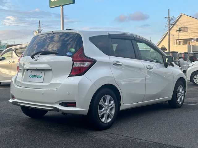 日産 ノート X 大阪府 2019(令1)年 2.3万km ブリリアントホワイトパール 社外ナビ(BT/CD/iPod)/衝突被害軽減システム/レーンキープアシスト/コーナーセンサー/横滑り防止装置/盗難防止装置/オートライト/社外フロアマット/アイドリングストップ/ＥＴＣ/電動格納ミラー/スペアキー×1/ハロゲンヘッドライト