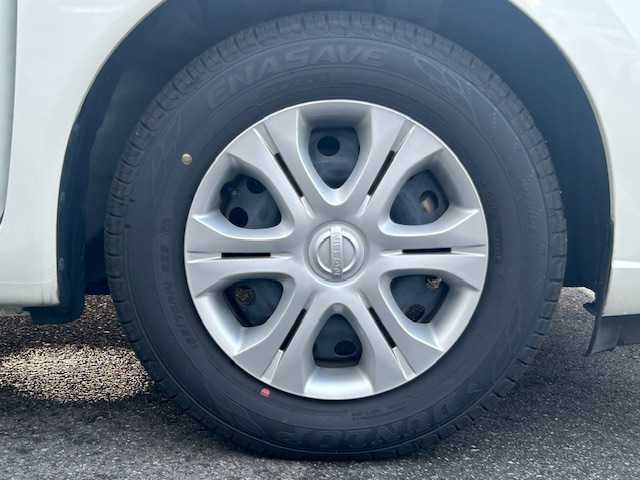 日産 ノート X 大阪府 2019(令1)年 2.3万km ブリリアントホワイトパール 社外ナビ(BT/CD/iPod)/衝突被害軽減システム/レーンキープアシスト/コーナーセンサー/横滑り防止装置/盗難防止装置/オートライト/社外フロアマット/アイドリングストップ/ＥＴＣ/電動格納ミラー/スペアキー×1/ハロゲンヘッドライト