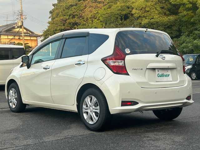 日産 ノート X 大阪府 2019(令1)年 2.3万km ブリリアントホワイトパール 社外ナビ(BT/CD/iPod)/衝突被害軽減システム/レーンキープアシスト/コーナーセンサー/横滑り防止装置/盗難防止装置/オートライト/社外フロアマット/アイドリングストップ/ＥＴＣ/電動格納ミラー/スペアキー×1/ハロゲンヘッドライト