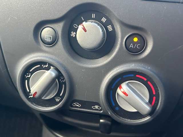 日産 ノート X 大阪府 2019(令1)年 2.3万km ブリリアントホワイトパール 社外ナビ(BT/CD/iPod)/衝突被害軽減システム/レーンキープアシスト/コーナーセンサー/横滑り防止装置/盗難防止装置/オートライト/社外フロアマット/アイドリングストップ/ＥＴＣ/電動格納ミラー/スペアキー×1/ハロゲンヘッドライト