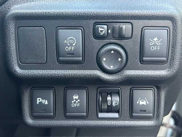 日産 ノート X 大阪府 2019(令1)年 2.3万km ブリリアントホワイトパール 社外ナビ(BT/CD/iPod)/衝突被害軽減システム/レーンキープアシスト/コーナーセンサー/横滑り防止装置/盗難防止装置/オートライト/社外フロアマット/アイドリングストップ/ＥＴＣ/電動格納ミラー/スペアキー×1/ハロゲンヘッドライト