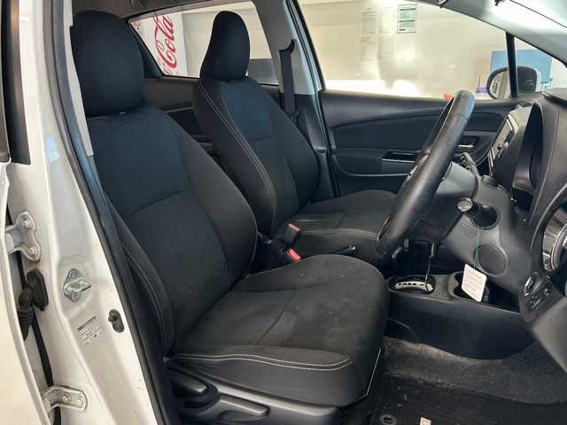 トヨタ ヴィッツ U スポーティパッケージ 岐阜県 2017(平29)年 11.4万km ホワイトパールクリスタルシャイン 純正ナビ7インチ/プッシュスタート/取扱説明書/スマートキー/ETC/フルセグ/前方ドラレコ/純正フロアマット/純正アルミホイール/キセノンヘッドライト/レーンキープアシスト/オートライト/保証書/ワンオーナー