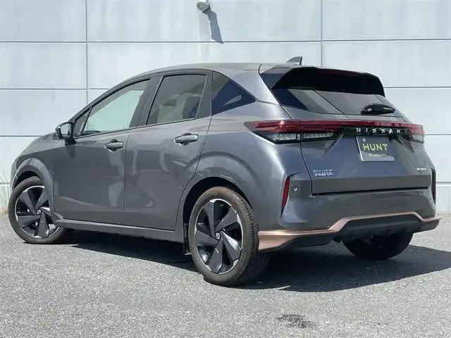 日産 オーラ G レザーエディション 千葉県 2022(令4)年 1.1万km ダークメタルグレー 全方位運転支援システム/　衝突軽減ブレーキ/レーンキープアシスト/　レーダークルーズコントロール/アダプティブヘッドライト/　クリアランスソナー/ブラインドスポットモニター/純正ナビ(MM222D-L)/　フルセグ/BT/USB/カープレイ/アラウンドビューモニター/デジタルインナーミラー/電動パーキングブレーキ/ブレーキホールド/ステアリングスイッチ/ETC/LEDヘッドライト/オートライト/フォグライト/スマートキー/プッシュスタート/純正フロアマット/純正17インチAW