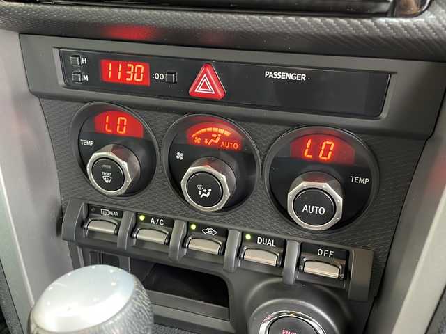 スバル ＢＲＺ S 愛知県 2015(平27)年 6.3万km クリスタルホワイトP 純正SDナビ（SDなし）/フルセグ/CD/Bluetooth/バックカメラ/純正17インチアルミホイール/パドルシフト/オートライト/ETC/純正フロアマット/スマートキー/プッシュスタート