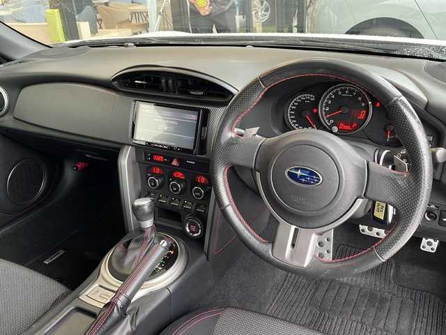 スバル ＢＲＺ S 愛知県 2015(平27)年 6.3万km クリスタルホワイトP 純正SDナビ（SDなし）/フルセグ/CD/Bluetooth/バックカメラ/純正17インチアルミホイール/パドルシフト/オートライト/ETC/純正フロアマット/スマートキー/プッシュスタート