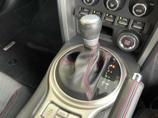 スバル ＢＲＺ S 愛知県 2015(平27)年 6.3万km クリスタルホワイトP 純正SDナビ（SDなし）/フルセグ/CD/Bluetooth/バックカメラ/純正17インチアルミホイール/パドルシフト/オートライト/ETC/純正フロアマット/スマートキー/プッシュスタート