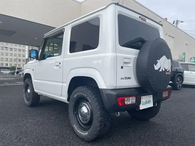 スズキ ジムニー XL 山形県 2023(令5)年 3.1万km スペリアホワイト ・ワンオーナー/・４WD/・ナビ/フルセグ/CD/DVD/Bluetooth/・バックカメラ/・衝突被害軽減ブレーキ/・レーンキープアシスト/・ハイビームアシスト/・オートライト/・標識認識機能/・先行車発進告知/・ヒルディセントコントロール/・前席シートヒーター/・BFGoodrichオールテレーンタイヤ装着/・スタッドレスタイヤ＋スチールホイール車載/・スペアキー1本/・保証書/・取扱説明書