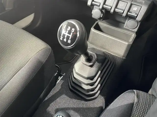 スズキ ジムニー XL 山形県 2023(令5)年 3.1万km スペリアホワイト ・ワンオーナー/・４WD/・ナビ/フルセグ/CD/DVD/Bluetooth/・バックカメラ/・衝突被害軽減ブレーキ/・レーンキープアシスト/・ハイビームアシスト/・オートライト/・標識認識機能/・先行車発進告知/・ヒルディセントコントロール/・前席シートヒーター/・BFGoodrichオールテレーンタイヤ装着/・スタッドレスタイヤ＋スチールホイール車載/・スペアキー1本/・保証書/・取扱説明書