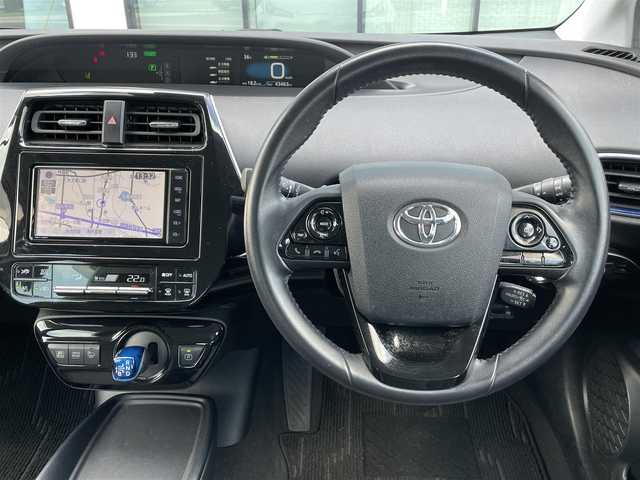 トヨタ プリウス Sツーリングセレクション 香川県 2020(令2)年 4.4万km ホワイトパールクリスタルシャイン 登録時走行距離；43462km/純正ナビ/バックカメラ/ETC/前方ドライブレコーダー/衝突被害軽減システム/レーンキープアシスト/クルーズコントロール/クリアランスソナー/LEDヘッドライト/純正フロアマット/純正AW17インチ/スマートキー