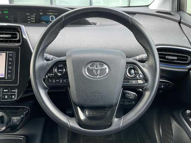 トヨタ プリウス Sツーリングセレクション 香川県 2020(令2)年 4.4万km ホワイトパールクリスタルシャイン 登録時走行距離；43462km/純正ナビ/バックカメラ/ETC/前方ドライブレコーダー/衝突被害軽減システム/レーンキープアシスト/クルーズコントロール/クリアランスソナー/LEDヘッドライト/純正フロアマット/純正AW17インチ/スマートキー
