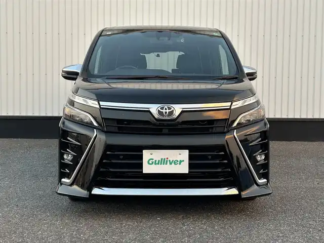 トヨタ ヴォクシー ZS 煌Ⅲ 千葉県 2020(令2)年 4.3万km ブラック アルパイン9インチナビ/(BT/フルセグTV/CD/DVD/)/アルパインフリップダウンモニター/バックカメラ/衝突被害軽減システム/車線逸脱警報/クルーズコントロール/ハーフレザーシート/両側パワースライドドア/横滑り防止装置/ETC/ドライブレコーダー/アイドリングストップ/LEDヘッドライト/オートライト/ウィンカーミラー/電動格納ミラー/純正16インチAW/シートリフター/プッシュスタート/スマートキー/フロアマット/ドアバイザー/取扱説明書