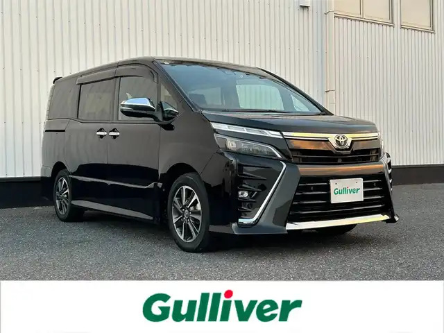 トヨタ ヴォクシー ZS 煌Ⅲ 千葉県 2020(令2)年 4.3万km ブラック アルパイン9インチナビ/(BT/フルセグTV/CD/DVD/)/アルパインフリップダウンモニター/バックカメラ/衝突被害軽減システム/車線逸脱警報/クルーズコントロール/ハーフレザーシート/両側パワースライドドア/横滑り防止装置/ETC/ドライブレコーダー/アイドリングストップ/LEDヘッドライト/オートライト/ウィンカーミラー/電動格納ミラー/純正16インチAW/シートリフター/プッシュスタート/スマートキー/フロアマット/ドアバイザー/取扱説明書