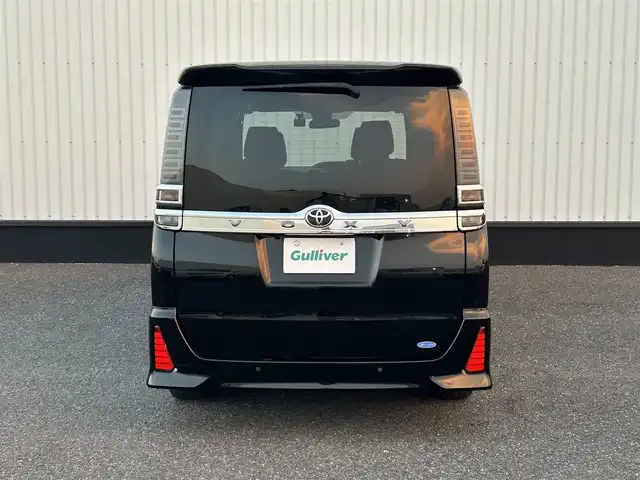 トヨタ ヴォクシー ZS 煌Ⅲ 千葉県 2020(令2)年 4.3万km ブラック アルパイン9インチナビ/(BT/フルセグTV/CD/DVD/)/アルパインフリップダウンモニター/バックカメラ/衝突被害軽減システム/車線逸脱警報/クルーズコントロール/ハーフレザーシート/両側パワースライドドア/横滑り防止装置/ETC/ドライブレコーダー/アイドリングストップ/LEDヘッドライト/オートライト/ウィンカーミラー/電動格納ミラー/純正16インチAW/シートリフター/プッシュスタート/スマートキー/フロアマット/ドアバイザー/取扱説明書