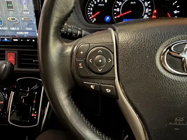 トヨタ ヴォクシー ZS 煌Ⅲ 千葉県 2020(令2)年 4.3万km ブラック アルパイン9インチナビ/(BT/フルセグTV/CD/DVD/)/アルパインフリップダウンモニター/バックカメラ/衝突被害軽減システム/車線逸脱警報/クルーズコントロール/ハーフレザーシート/両側パワースライドドア/横滑り防止装置/ETC/ドライブレコーダー/アイドリングストップ/LEDヘッドライト/オートライト/ウィンカーミラー/電動格納ミラー/純正16インチAW/シートリフター/プッシュスタート/スマートキー/フロアマット/ドアバイザー/取扱説明書
