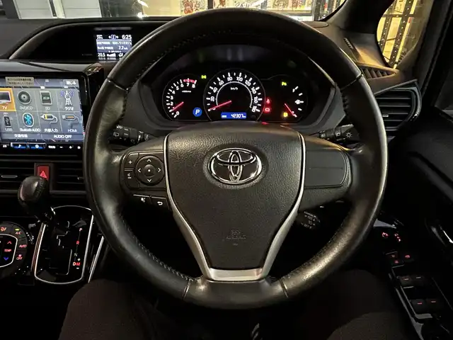 トヨタ ヴォクシー ZS 煌Ⅲ 千葉県 2020(令2)年 4.3万km ブラック アルパイン9インチナビ/(BT/フルセグTV/CD/DVD/)/アルパインフリップダウンモニター/バックカメラ/衝突被害軽減システム/車線逸脱警報/クルーズコントロール/ハーフレザーシート/両側パワースライドドア/横滑り防止装置/ETC/ドライブレコーダー/アイドリングストップ/LEDヘッドライト/オートライト/ウィンカーミラー/電動格納ミラー/純正16インチAW/シートリフター/プッシュスタート/スマートキー/フロアマット/ドアバイザー/取扱説明書