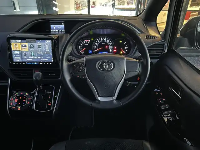 トヨタ ヴォクシー ZS 煌Ⅲ 千葉県 2020(令2)年 4.3万km ブラック アルパイン9インチナビ/(BT/フルセグTV/CD/DVD/)/アルパインフリップダウンモニター/バックカメラ/衝突被害軽減システム/車線逸脱警報/クルーズコントロール/ハーフレザーシート/両側パワースライドドア/横滑り防止装置/ETC/ドライブレコーダー/アイドリングストップ/LEDヘッドライト/オートライト/ウィンカーミラー/電動格納ミラー/純正16インチAW/シートリフター/プッシュスタート/スマートキー/フロアマット/ドアバイザー/取扱説明書