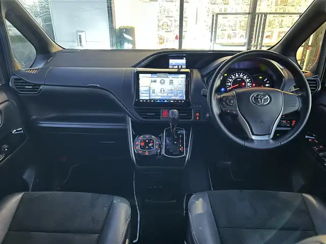 トヨタ ヴォクシー ZS 煌Ⅲ 千葉県 2020(令2)年 4.3万km ブラック アルパイン9インチナビ/(BT/フルセグTV/CD/DVD/)/アルパインフリップダウンモニター/バックカメラ/衝突被害軽減システム/車線逸脱警報/クルーズコントロール/ハーフレザーシート/両側パワースライドドア/横滑り防止装置/ETC/ドライブレコーダー/アイドリングストップ/LEDヘッドライト/オートライト/ウィンカーミラー/電動格納ミラー/純正16インチAW/シートリフター/プッシュスタート/スマートキー/フロアマット/ドアバイザー/取扱説明書