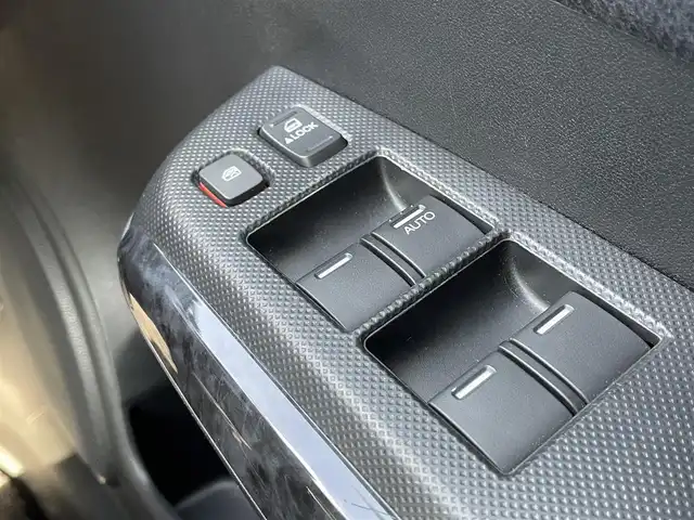 ホンダ インサイト エクスクルーシブ XG 大阪府 2012(平24)年 7.2万km アラバスターシルバーメタリック (株)IDOMが運営する【じしゃロン東大阪店】の自社ローン専用車両になりますこちらは現金またはオートローンご利用時の価格です。自社ローンご希望の方は別途その旨お申付け下さい/純正メモリーナビ/ ・ワンセグTV(走行中視聴可)/ ・DVD/SD/USB/ ・バックカメラ/無限リアウィング/無限ドアバイザー/革調シートカバー(Clazzio)/社外15インチAW/フォグランプ/社外ミラー型前後ドライブレコーダー/LEDルームランプ/LED内臓フロントグリル/フロント/リアエアロバンパー/サイドスポイラー/ETC/パドルシフト/キーレスキーx2/新車時保証書/取扱説明書/ディーラー毎年点検記録12枚/   25/7・26/7・27/7・28/7・29/7・30/7/   R1/7・R2/8・R3/10・R4/10・R5/9・R6/10