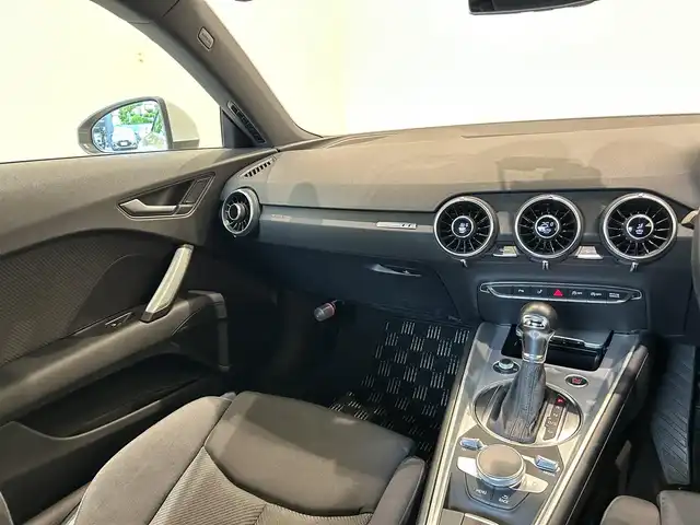 アウディ ＴＴクーペ 2．0 TFSI 福岡県 2015(平27)年 7.9万km グレイシアホワイトメタリック バーチャルコックピット　/パーキングシステム　/１９インチＡＷ「ＶＯＳＳＥＮ：ＨＦ－５」　/クルーズコントロール　/純正ナビ／フルセグ　/Ｂカメラ　/Ｂｌｕｅｔｏｏｔｈ　/アドバンスキーシステム/ドラレコ
