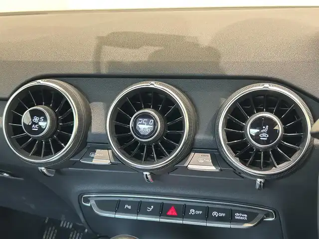 アウディ ＴＴクーペ 2．0 TFSI 福岡県 2015(平27)年 7.9万km グレイシアホワイトメタリック バーチャルコックピット　/パーキングシステム　/１９インチＡＷ「ＶＯＳＳＥＮ：ＨＦ－５」　/クルーズコントロール　/純正ナビ／フルセグ　/Ｂカメラ　/Ｂｌｕｅｔｏｏｔｈ　/アドバンスキーシステム/ドラレコ