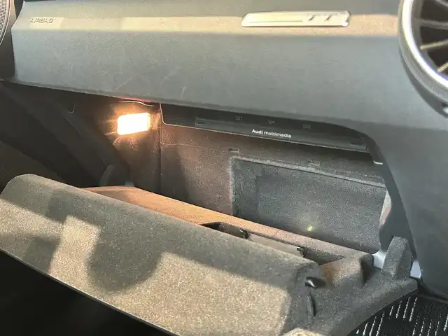 アウディ ＴＴクーペ 2．0 TFSI 福岡県 2015(平27)年 7.9万km グレイシアホワイトメタリック バーチャルコックピット　/パーキングシステム　/１９インチＡＷ「ＶＯＳＳＥＮ：ＨＦ－５」　/クルーズコントロール　/純正ナビ／フルセグ　/Ｂカメラ　/Ｂｌｕｅｔｏｏｔｈ　/アドバンスキーシステム/ドラレコ