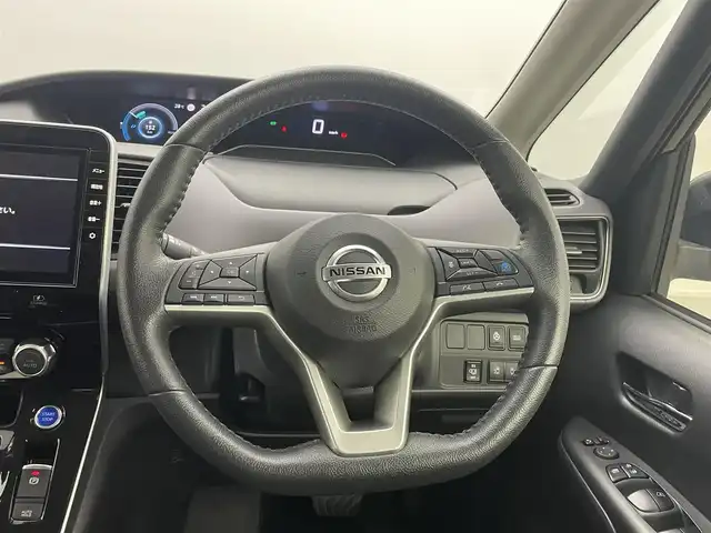 日産 セレナ e－パワー ハイウェイスター V 岡山県 2023(令5)年 2.3万km ダイヤモンドブラック 純正１０インチメモリナビゲーション		/【フルセグ/Bluetooth/DVD/MSV】/プロパイロット			/アラウンドビューモニター	/純正15inアルミホイール+サマータイヤ：装着					/ビルトインETC		/LEDヘッドライト（AUTO機能付き）		/シートヒーター		/横滑り防止機能		/エマージェンシーブレーキ		/車線逸脱防止システム		/純正ドライブレコーダー		/ステアリングリモコン			/スマートキー	/ステアリングスイッチ		/プッシュスタート		/コーナーセンサー		/純正フロアマット		/取扱説明書/新車保証書/スマートキー×２
