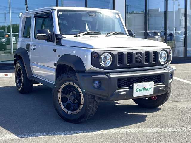 スズキ ジムニー シエラ JC 道東・釧路十勝 2020(令2)年 3万km シルキーシルバーメタリック ・4WD/・純正8インチSDナビ/【CD/DVD.SD.FM/AM.フルセグ.BT】/・バックカメラ/・追従式クルーズコントロール/・車線逸脱警報/・ダウンヒルアシスト/・横滑り防止/・ミラーヒーター/・前席シートヒーター/・革巻きステアリング/・ステアリングスイッチ/・ホイール付冬タイヤ　積込/・LEDヘッドライト/・フォグライト/・オートライト/・電格ウィンカーミラー/・ドアバイザー/・社外革シート/・スマートキー