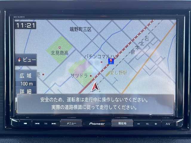 スズキ ジムニー シエラ JC 道東・釧路十勝 2020(令2)年 3万km シルキーシルバーメタリック ・4WD/・純正8インチSDナビ/【CD/DVD.SD.FM/AM.フルセグ.BT】/・バックカメラ/・追従式クルーズコントロール/・車線逸脱警報/・ダウンヒルアシスト/・横滑り防止/・ミラーヒーター/・前席シートヒーター/・革巻きステアリング/・ステアリングスイッチ/・ホイール付冬タイヤ　積込/・LEDヘッドライト/・フォグライト/・オートライト/・電格ウィンカーミラー/・ドアバイザー/・社外革シート/・スマートキー
