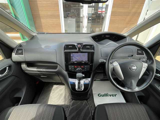日産 セレナ HWS S HV Vセレ +SeftyⅡ 宮崎県 2015(平27)年 5.5万km ダイヤモンドブラック 社外ナビ/(Bluetooth/CD/DVD/SD/AUX/フルセグTV)/社外フリップダウンモニター/アラウンドビューモニター/両側パワースライドドア/クルーズコントロール/前後コーナーセンサー/キセノンオートヘッドライト/フォグランプ/ビルトインETC/前後ドライブレコーダー/純正16インチアルミホイール/社外フロアマット/純正ドアバイザー/ステアリングスイッチ/アイドリングストップ/プッシュスタート