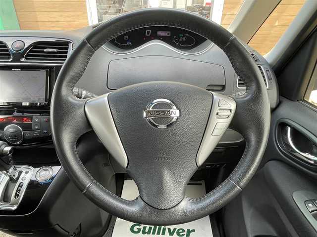 日産 セレナ HWS S HV Vセレ +SeftyⅡ 宮崎県 2015(平27)年 5.5万km ダイヤモンドブラック 社外ナビ/(Bluetooth/CD/DVD/SD/AUX/フルセグTV)/社外フリップダウンモニター/アラウンドビューモニター/両側パワースライドドア/クルーズコントロール/前後コーナーセンサー/キセノンオートヘッドライト/フォグランプ/ビルトインETC/前後ドライブレコーダー/純正16インチアルミホイール/社外フロアマット/純正ドアバイザー/ステアリングスイッチ/アイドリングストップ/プッシュスタート