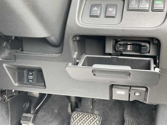 日産 セレナ HWS S HV Vセレ +SeftyⅡ 宮崎県 2015(平27)年 5.5万km ダイヤモンドブラック 社外ナビ/(Bluetooth/CD/DVD/SD/AUX/フルセグTV)/社外フリップダウンモニター/アラウンドビューモニター/両側パワースライドドア/クルーズコントロール/前後コーナーセンサー/キセノンオートヘッドライト/フォグランプ/ビルトインETC/前後ドライブレコーダー/純正16インチアルミホイール/社外フロアマット/純正ドアバイザー/ステアリングスイッチ/アイドリングストップ/プッシュスタート