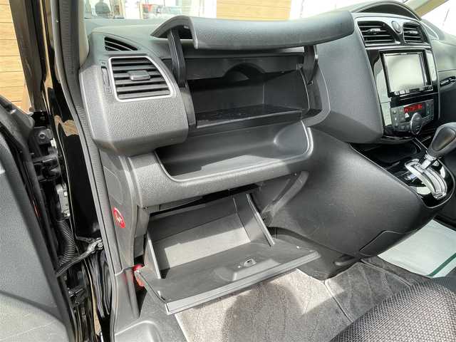 日産 セレナ HWS S HV Vセレ +SeftyⅡ 宮崎県 2015(平27)年 5.5万km ダイヤモンドブラック 社外ナビ/(Bluetooth/CD/DVD/SD/AUX/フルセグTV)/社外フリップダウンモニター/アラウンドビューモニター/両側パワースライドドア/クルーズコントロール/前後コーナーセンサー/キセノンオートヘッドライト/フォグランプ/ビルトインETC/前後ドライブレコーダー/純正16インチアルミホイール/社外フロアマット/純正ドアバイザー/ステアリングスイッチ/アイドリングストップ/プッシュスタート
