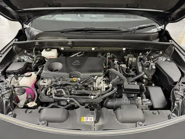 トヨタ ハリアー ハイブリッド Z レザーパッケージ 三重県 2020(令2)年 4.9万km プレシャスブラックパール ハイブリッド/FF/MTモード付フロアCVT/純正 12.3インチナビ/（AM/FM/USB/Bluetooth/Miracast/CarPlay/AndroidAuto）/【OP】パノラミックビューモニター（シースルービュー機能付）/JBLプレミアムサウンドシステム/ドライブレコーダー 前後（ルームミラー内蔵型）/ビルトイン ETC2.0/Toyota Safety Sense/・プリクラッシュセーフティ［PCS］/・レーントレーシングアシスト［LTA］/・レーダークルーズ（全車速追従機能付）/・アダプティブハイビームシステム［AHS］/・ロードサインアシスト［RSA］/・先行車発進告知機能［TMN］/・インテリジェントクリアランスソナー［パーキングサポートブレーキ（周囲静止物＋後方接近車両）］/・ブラインドスポットモニター＋リヤクロストライフィックオートブレーキ/装備/・【OP】AC100Vコンセント（1500W）/・デジタルインナーミラー/・本革シート/・快適温熱シート＆シートベンチレーション（D/N）/・パワーシート（D8way/N4way）/・ハンズフリーパワーバックドア/・カラーヘッドアップディスプレイ/・オートライト＆LEDヘッドランプ/・純正19inAW/など