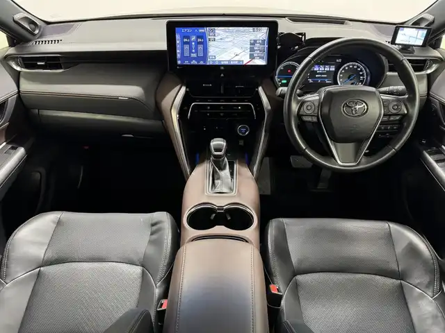トヨタ ハリアー ハイブリッド Z レザーパッケージ 三重県 2020(令2)年 4.9万km プレシャスブラックパール ハイブリッド/FF/MTモード付フロアCVT/純正 12.3インチナビ/（AM/FM/USB/Bluetooth/Miracast/CarPlay/AndroidAuto）/【OP】パノラミックビューモニター（シースルービュー機能付）/JBLプレミアムサウンドシステム/ドライブレコーダー 前後（ルームミラー内蔵型）/ビルトイン ETC2.0/Toyota Safety Sense/・プリクラッシュセーフティ［PCS］/・レーントレーシングアシスト［LTA］/・レーダークルーズ（全車速追従機能付）/・アダプティブハイビームシステム［AHS］/・ロードサインアシスト［RSA］/・先行車発進告知機能［TMN］/・インテリジェントクリアランスソナー［パーキングサポートブレーキ（周囲静止物＋後方接近車両）］/・ブラインドスポットモニター＋リヤクロストライフィックオートブレーキ/装備/・【OP】AC100Vコンセント（1500W）/・デジタルインナーミラー/・本革シート/・快適温熱シート＆シートベンチレーション（D/N）/・パワーシート（D8way/N4way）/・ハンズフリーパワーバックドア/・カラーヘッドアップディスプレイ/・オートライト＆LEDヘッドランプ/・純正19inAW/など